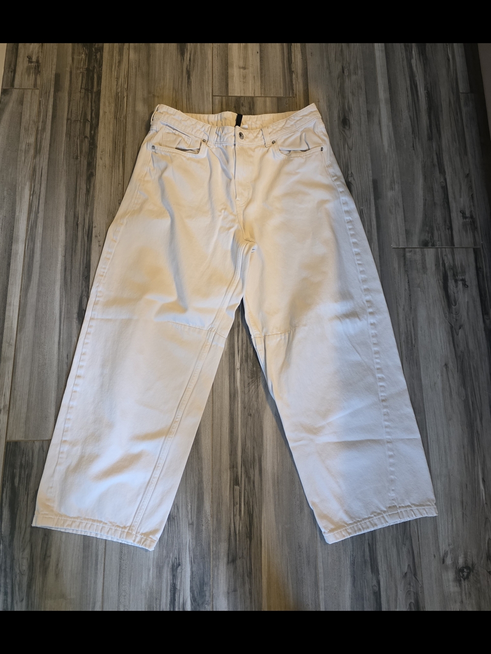 H&M DIVIDED White High-Rise Barrel Jeans